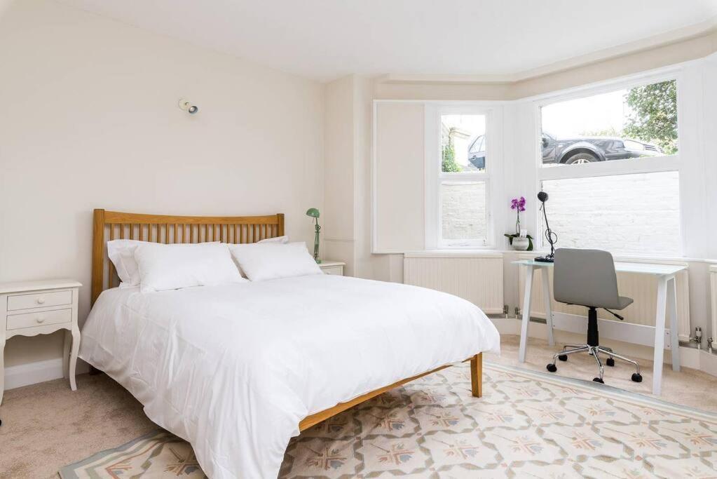 Spacious 2 Bed Garden Flat By The Thames+parking Londen
