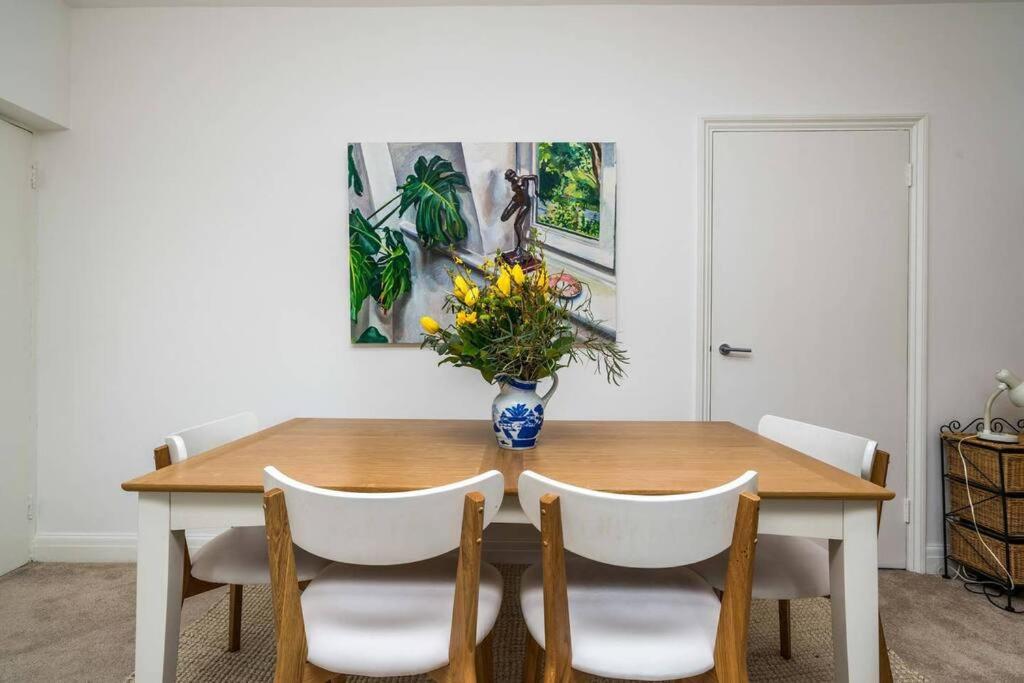 Elegant 2-bedroom Getaway W Terrace & Garden Views * Londres