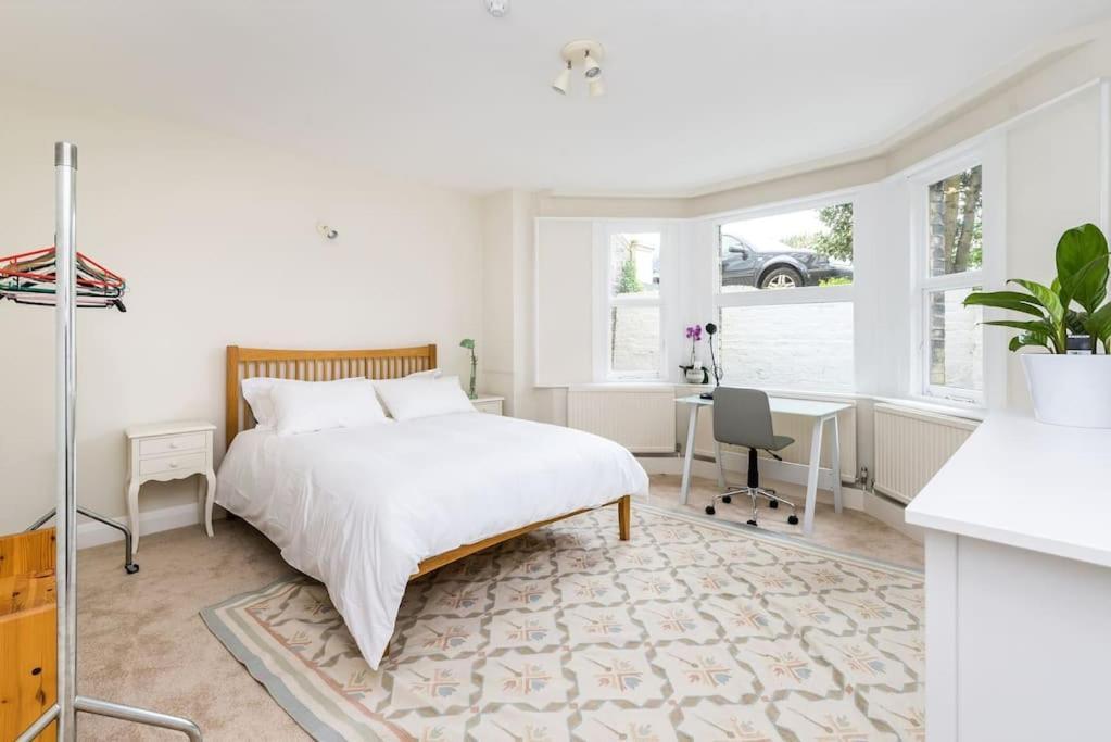 Elegant 2-bedroom Getaway W Terrace & Garden Views * Londres