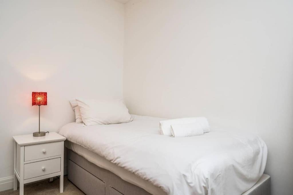 Elegant 2-bedroom Getaway W Terrace & Garden Views Apartamento *