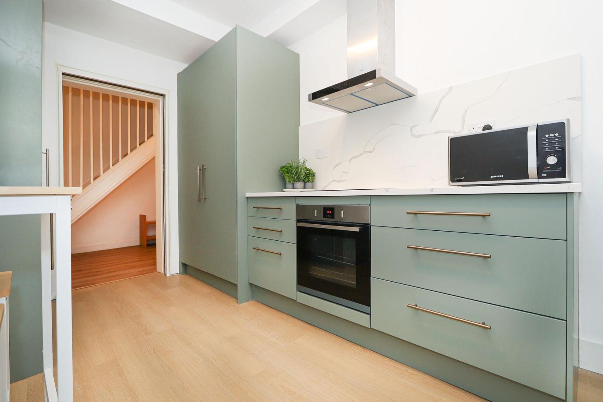 Elegant 2-bedroom Getaway W Terrace & Garden Views Londres