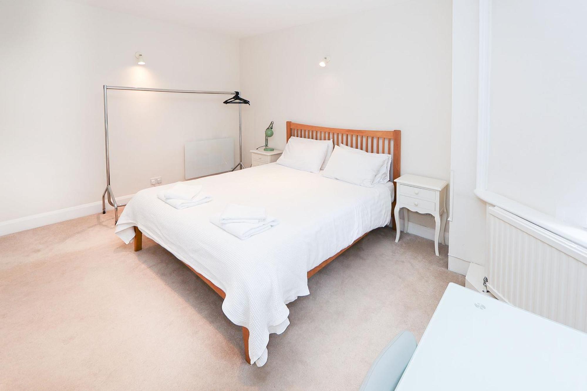 Elegant 2-bedroom Getaway W Terrace & Garden Views Apartamento